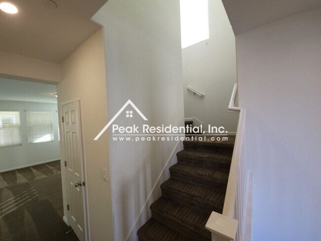 Building Photo - Newer North Natomas 3bd/2.5ba House with Loft & 2 Car Garage