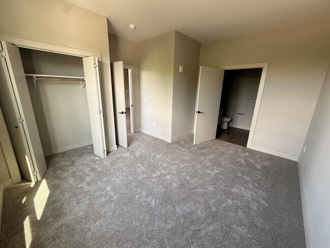 Building Photo - 4810-4810 N Santa Monica Blvd