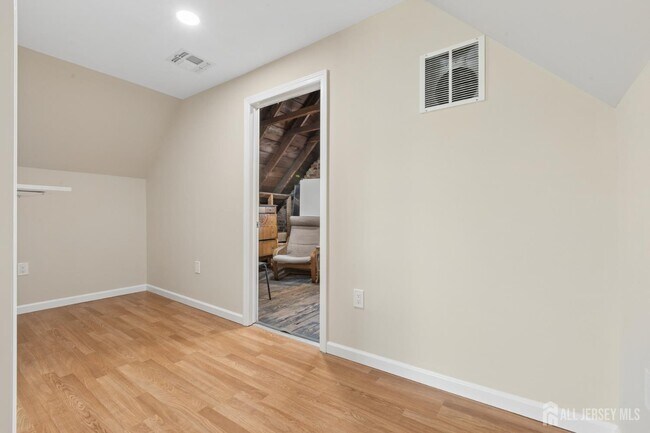 Building Photo - 327 Main St