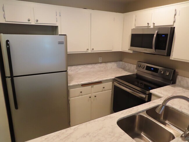 Building Photo - Two Bedroom, Two Bathroom Condo in UTC