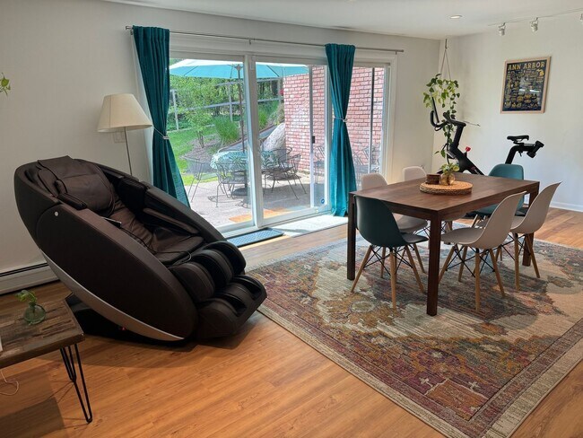 Building Photo - large modern home with big backyard, peace...