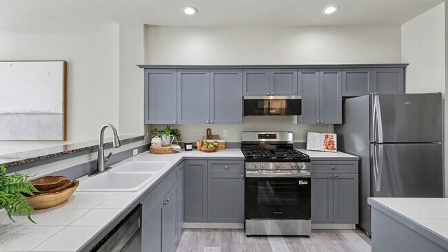 Building Photo - Updated Kirkland Townhome in Lochshire Condominiums with Premium Amenities- Available NOW