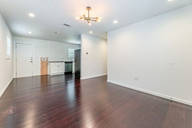 Building Photo - Charming & Updated Mid-Century 3 Bed/1 Bath in East Austin!