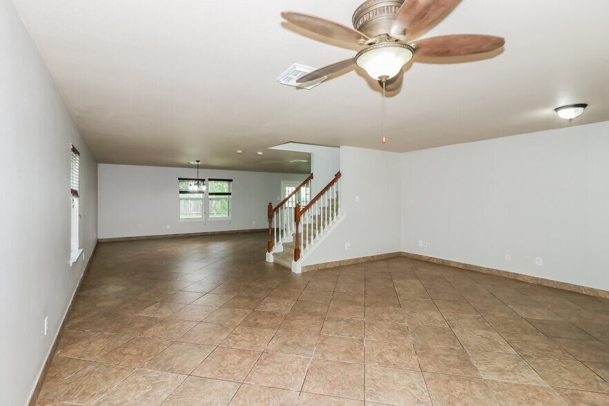 Building Photo - 5027 Oak Briar Ln