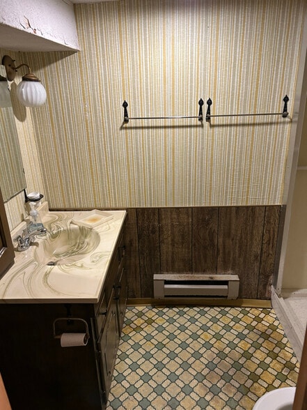 Building Photo - 624 5th St S