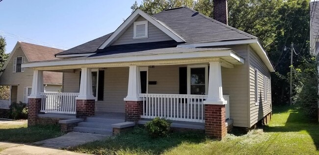 Primary Photo - 303 S Yadkin Ave