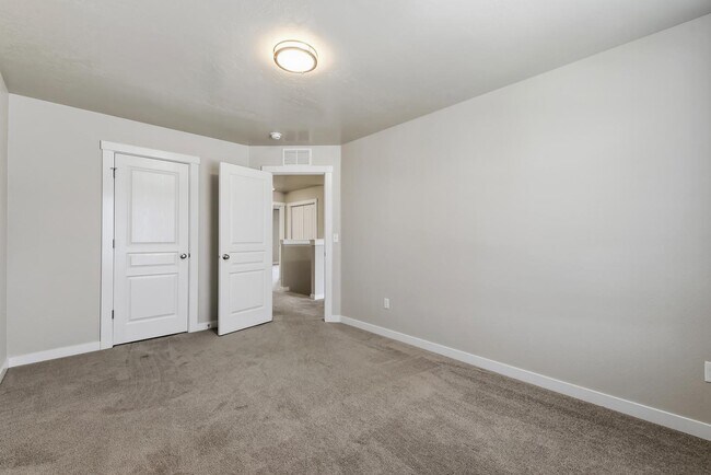 Building Photo - 2662 W Jayton Dr