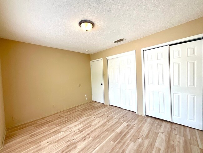 Building Photo - Available Now! 3 Bedroom / 2 Bath Home Nea...