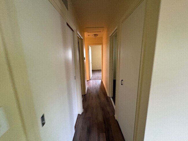 Building Photo - 3 Bedroom Ranch In Meadowdale