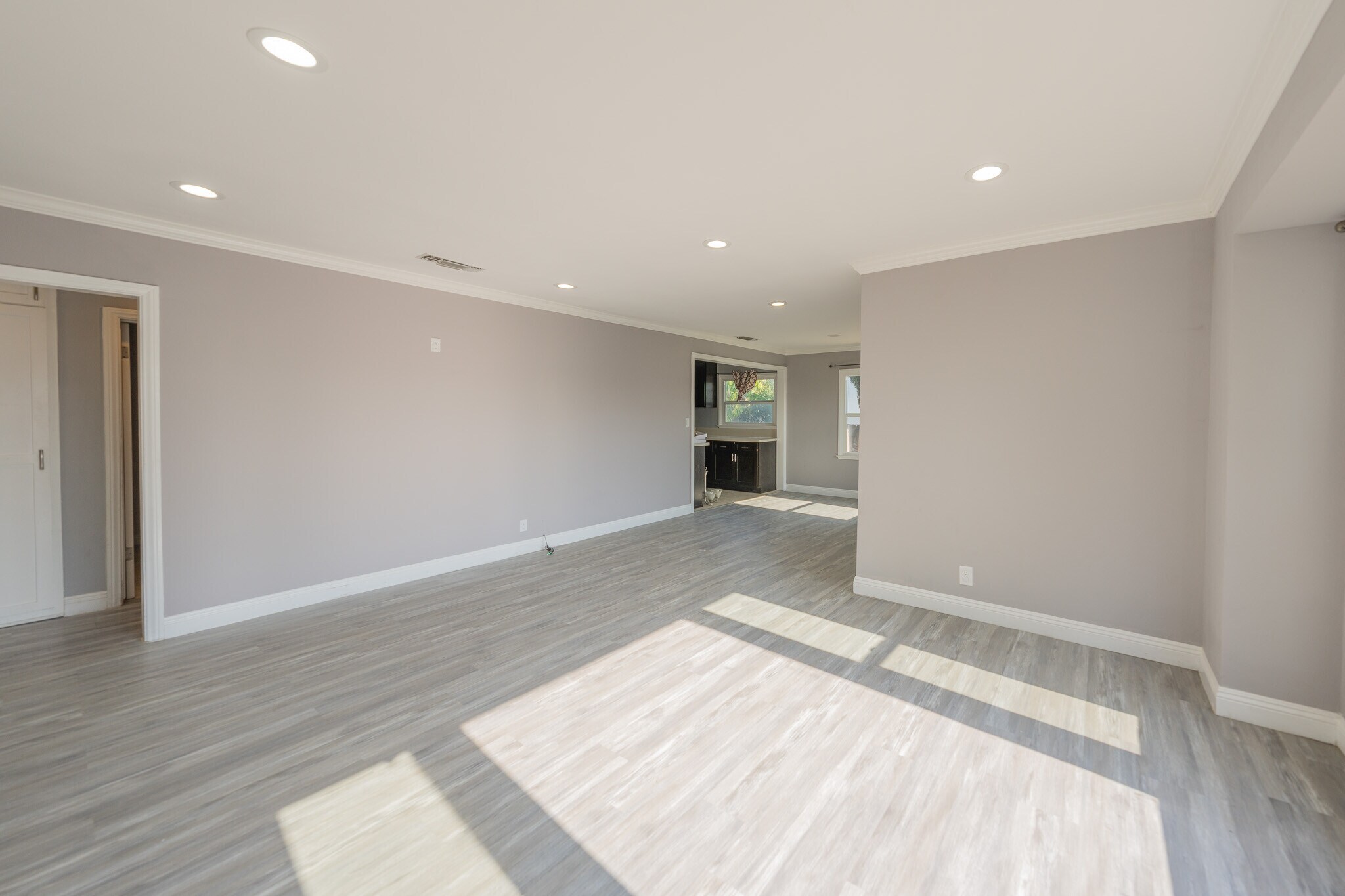 Building Photo - 14947 Chatsworth St