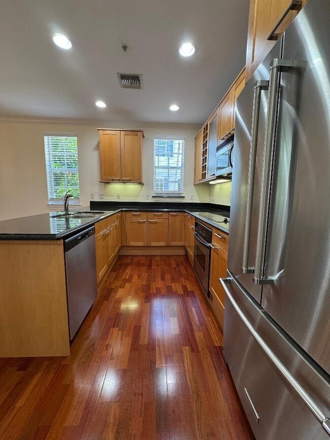 Building Photo - 304 W Mallory Cir