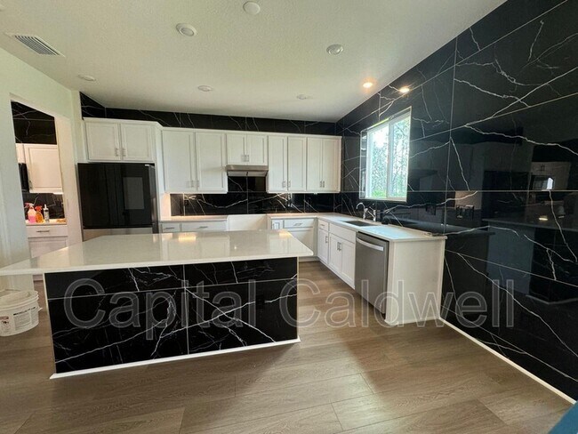 Building Photo - 37489 MacKenzie Dr