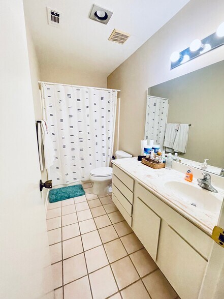 2nd Full Bath - 8263 Wednesbury Ln