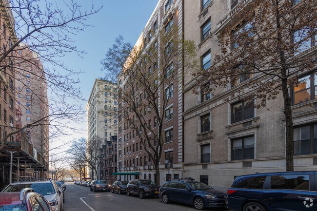 Building Photo - 305 W 104th St