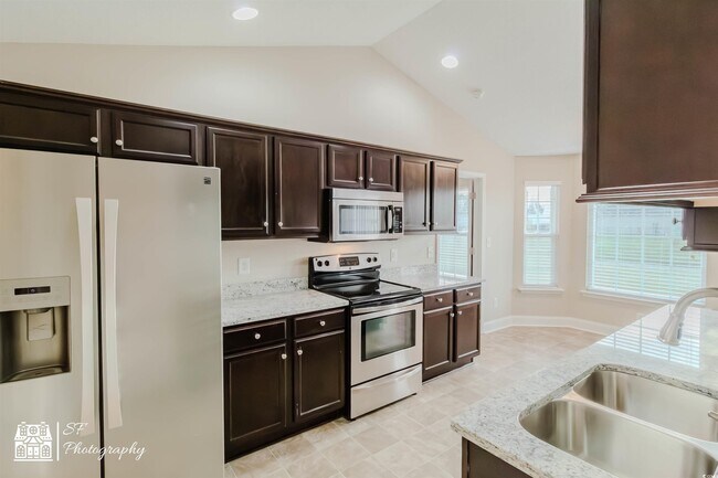 Building Photo - 246 Macarthur Dr