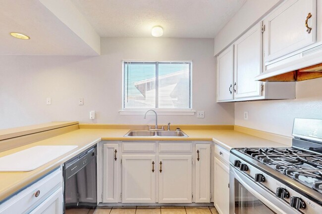 Building Photo - Taylor Ranch 4/BD 2/BA 2/CG