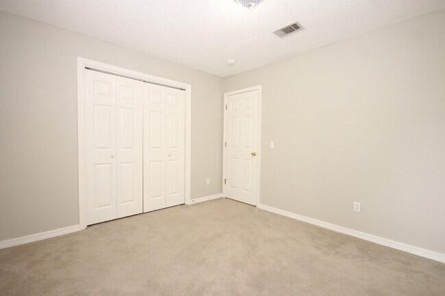 Building Photo - Spacious 3/2 Brick Home with Screened Porc...