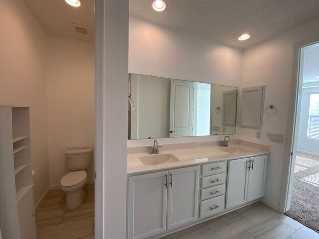 Building Photo - 5 Bedroom Luxury Home Available Near Louis...