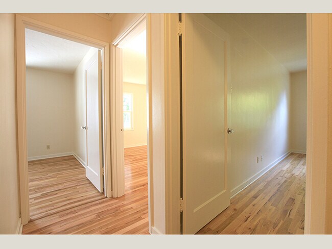 Building Photo - Retro Townhome in Beautiful Serene Setting!