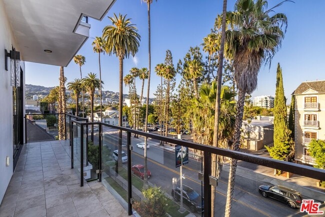 Building Photo - 137 N Doheny Dr