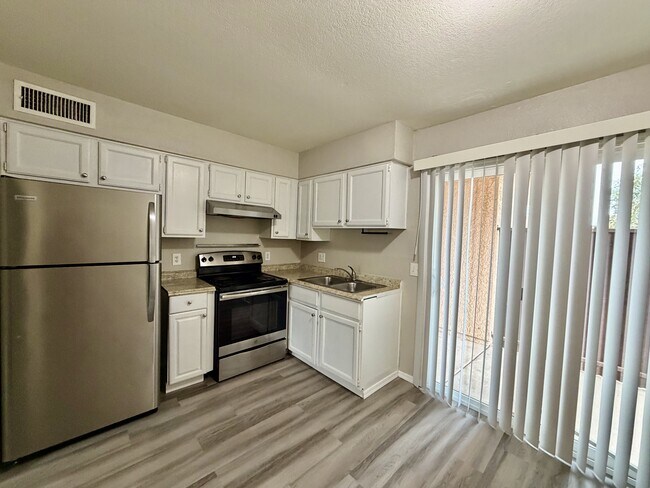 Building Photo - 2645 N Alvernon Way