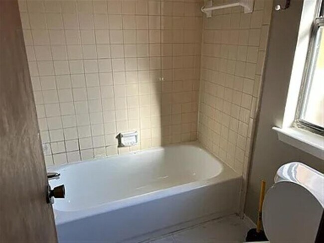 Building Photo - Nice home with 3 Bedrooms, 2 Baths