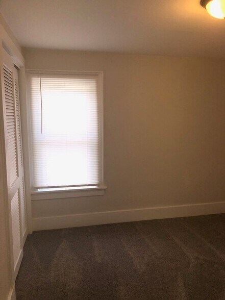 Building Photo - 507 E Archwood Ave