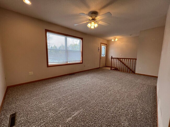 Building Photo - Gorgeous 5 Bed, 2.5 Bath Single-Family Home!