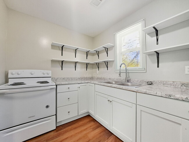 Building Photo - 2338 W Madison St