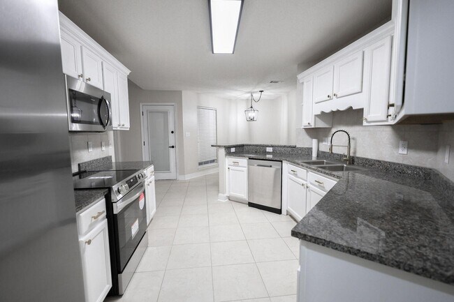 Building Photo - 816 W Ridgewood Cove