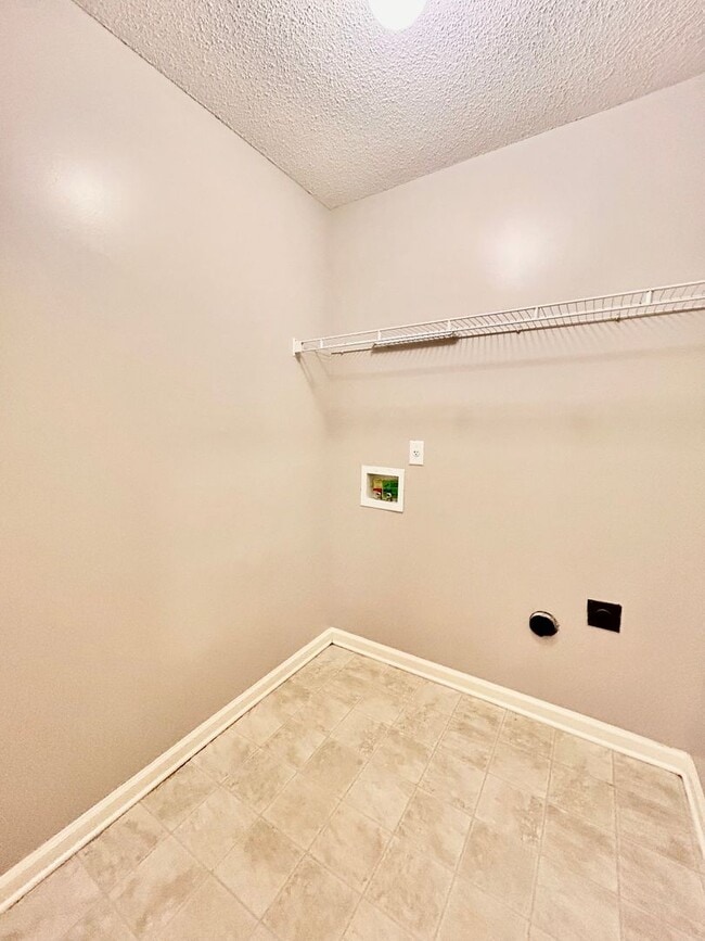 Building Photo - Beautiful 3 Bedroom, 2 Bath Home – Freshly Updated & Move-In Ready!
