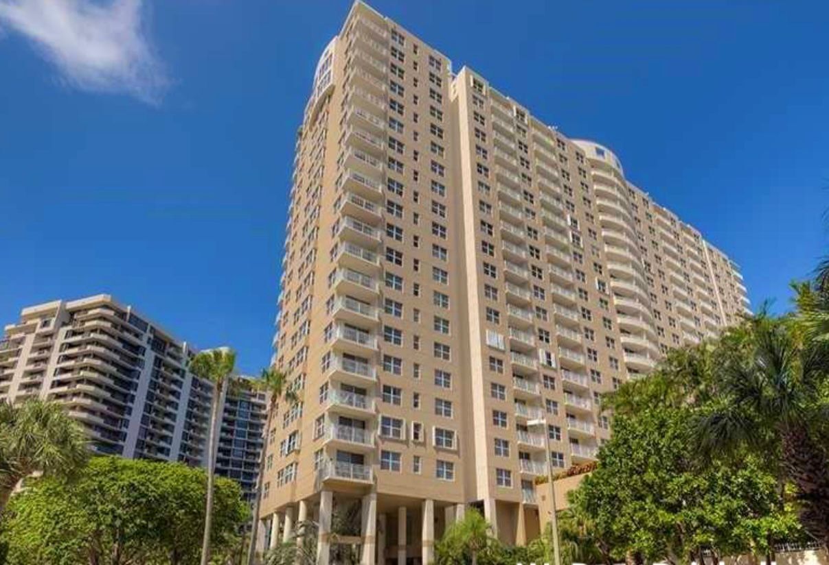 Building Photo - 1155 Brickell Bay Dr