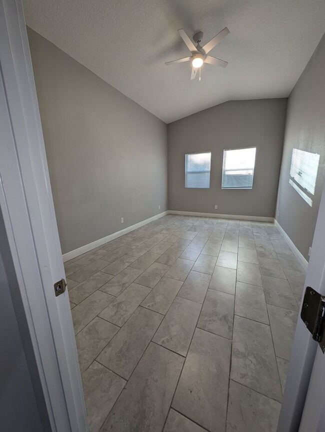 Building Photo - Large 4 bedrooms home with a bonus room. N...