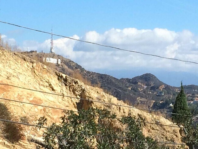 Building Photo - 7020 Pacific View Dr