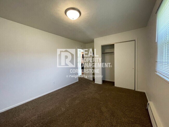 Building Photo - Bright 2-Bedroom with Private Deck & Heat ...