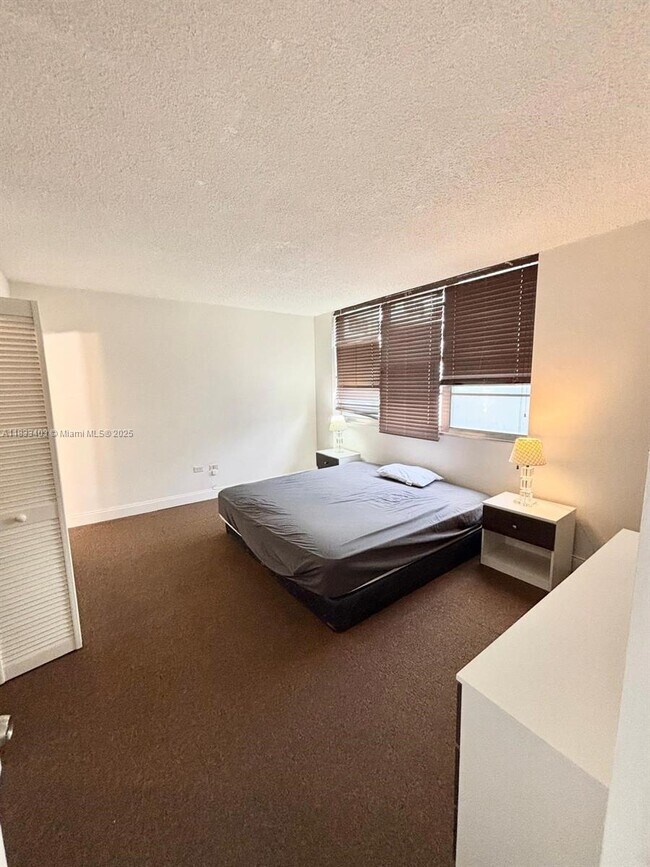Building Photo - 801 Brickell Bay Dr