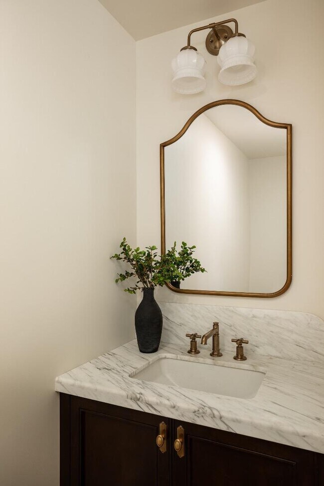 Building Photo - 160 Waverley St