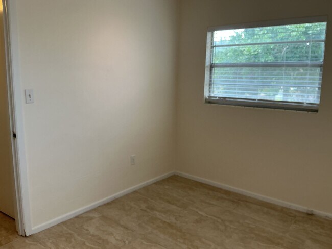 Building Photo - 2BR Home Near Merchants Walk, Walmart & Polk Parkway