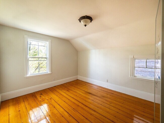 Building Photo - 12 Adella Pl