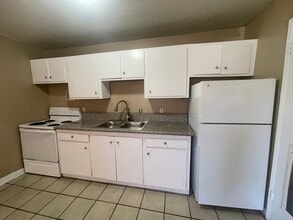 Building Photo - 50% OFF Your First Month's Rent with Approved Credit
