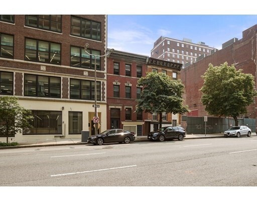 Building Photo - 58 Charles St S