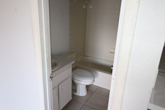 Building Photo - 727 Lucaya Dr