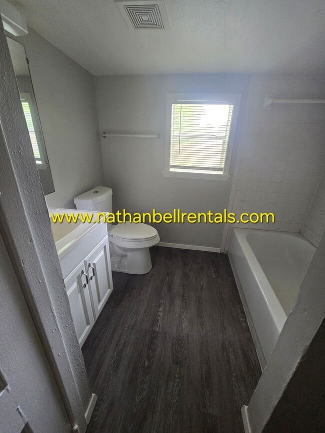 Building Photo - Single-Family Home: 3 Bed, 2 Bath