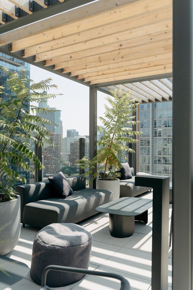 Building Photo - 755 S Clark St