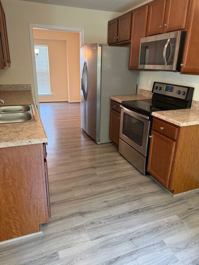 Building Photo - Move in today!