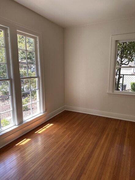 Building Photo - 102 N Oak Ave