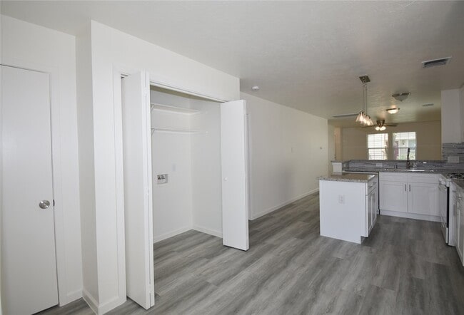 Building Photo - 6145 Settlers Square Ln