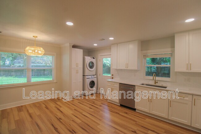 Building Photo - 1757 Skinner Ave