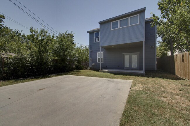 Building Photo - UT PRE LEASE: 2009 Remodeled 6 Bed / 3 Bat...