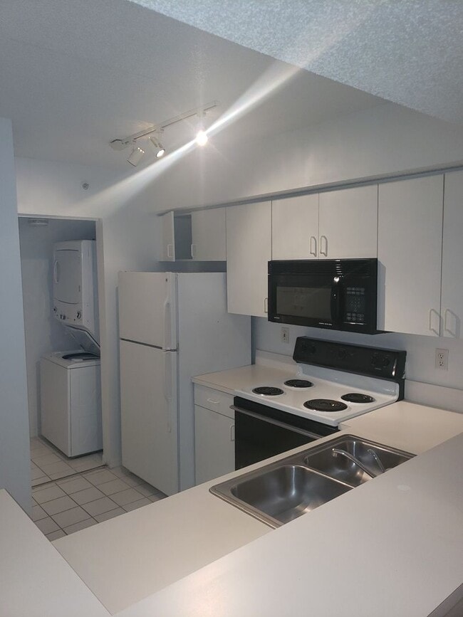 Building Photo - 2Bedroom, 2 Bath  in Laguana